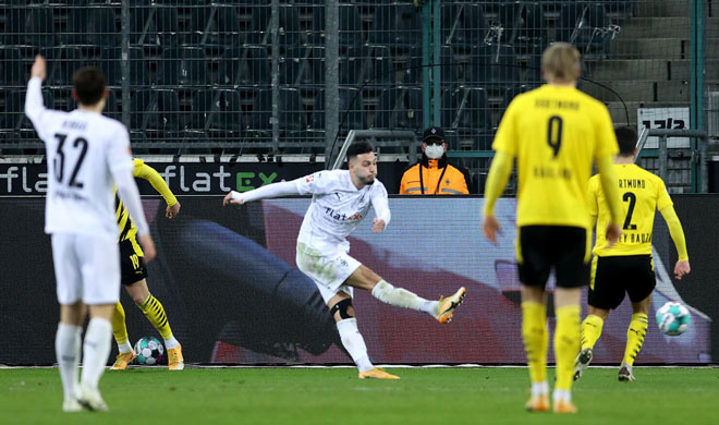 Video M'Gladbach - Dortmund: Haaland 6 phút ghi 2 bàn, rượt đuổi mãn nhãn - 1