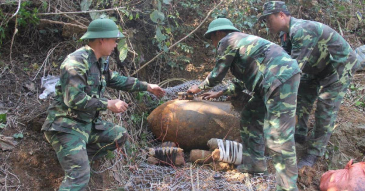 Người dân tá hoả phát hiện quả bom nặng 600kg trên QL6 qua Sơn La