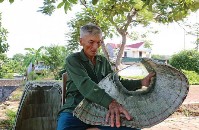 Ông Nguyễn Đăng Quế hoàn thiện chiếc áo tơi mới