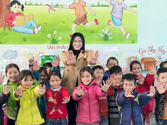 Mai Phương Thúy mặc kín mít vẫn gợi cảm, Diễm Hương khoe dáng nóng bỏng với bikini - 10