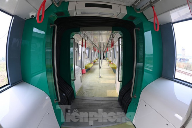Tàu được trang bị đầy đủ các tiện nghi hiện đại như: Hệ thống điều hòa không khí, thông gió; Hệ thống loa, camera trong và phía trước tàu, màn hình LCD bên sườn toa tàu và cạnh cửa ra vào. Hệ thống chiếu sáng bằng đèn LED, tự động điều chỉnh độ sáng đối với đoạn trên cao và đoạn đi ngầm.