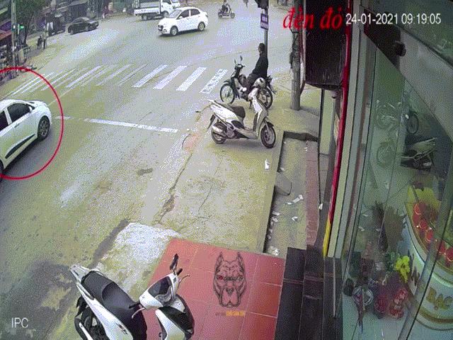 Tin tức trong ngày - Clip: Kinh hoàng xe máy lao thẳng vào xe tải, 2 phụ nữ tử vong