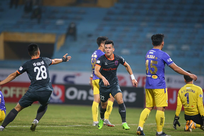 Thủ môn Bùi Tấn Trường “gục ngã” và nỗi lo với hàng thủ Hà Nội FC - 1