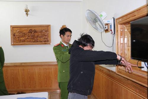 Đối tượng Trần Văn Ninh (áo đen) chỉ nơi lắp đặt camera ghi hình các cặp đôi trong nhà nghỉ Ảnh: ÁNH LINH