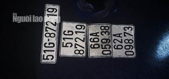 Biển số xe giả mà các đối tượng dùng để thay đổi liên tục khi chở hàng lậu