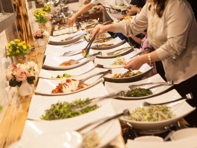 Thị trường - Tiêu dùng - Những mánh khóe không ngờ của nhà hàng buffet, khách ăn "thả ga" vẫn có lãi khủng
