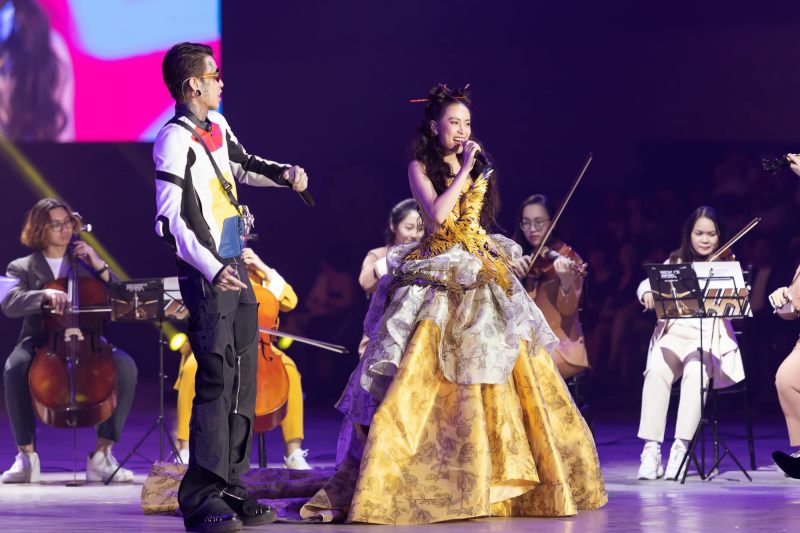 Hoàng Thuỳ Linh toả sáng trên sân khấu với chiếc váy bồng bềnh.
