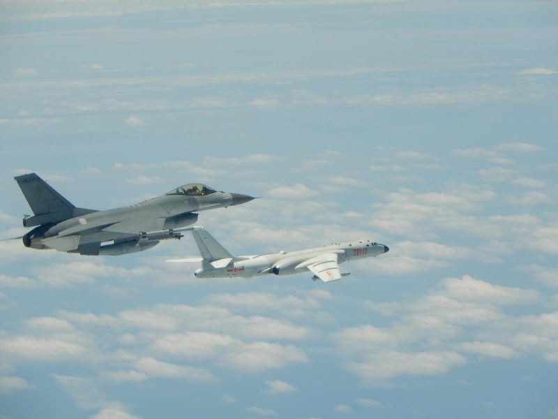 Chiến đấu cơ F-16 của Đài Loan theo sát máy bay ném bom Trung Quốc.