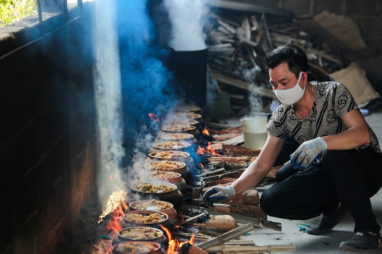 Để tạo ra những nồi cá kho chất lượng, người dân ở đây phải thực hiện chỉn chu, công phu từ khâu chọn nguyên liệu đến quá trình chế biến.