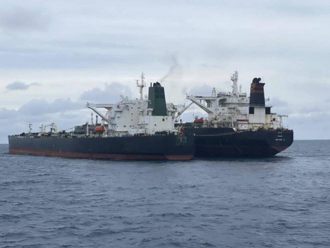 Hai tàu chở dầu của Iran và Panama. Ảnh: Cơ quan An ninh Hàng hải Indonesia/AP.
