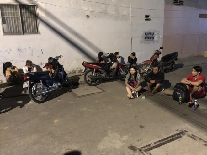 Nhiều người thuê trọ ôm đồ đạc tháo chạy ra ngoài