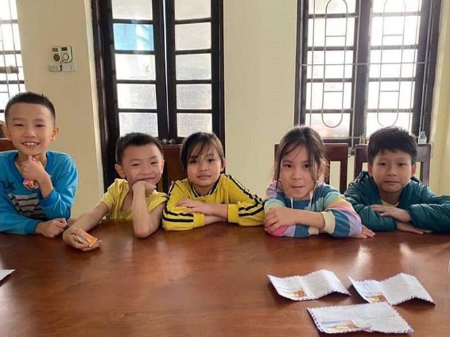 Tin tức trong ngày - Nụ cười của 5 "thiên thần" khi trả lại tiền cho người đánh rơi