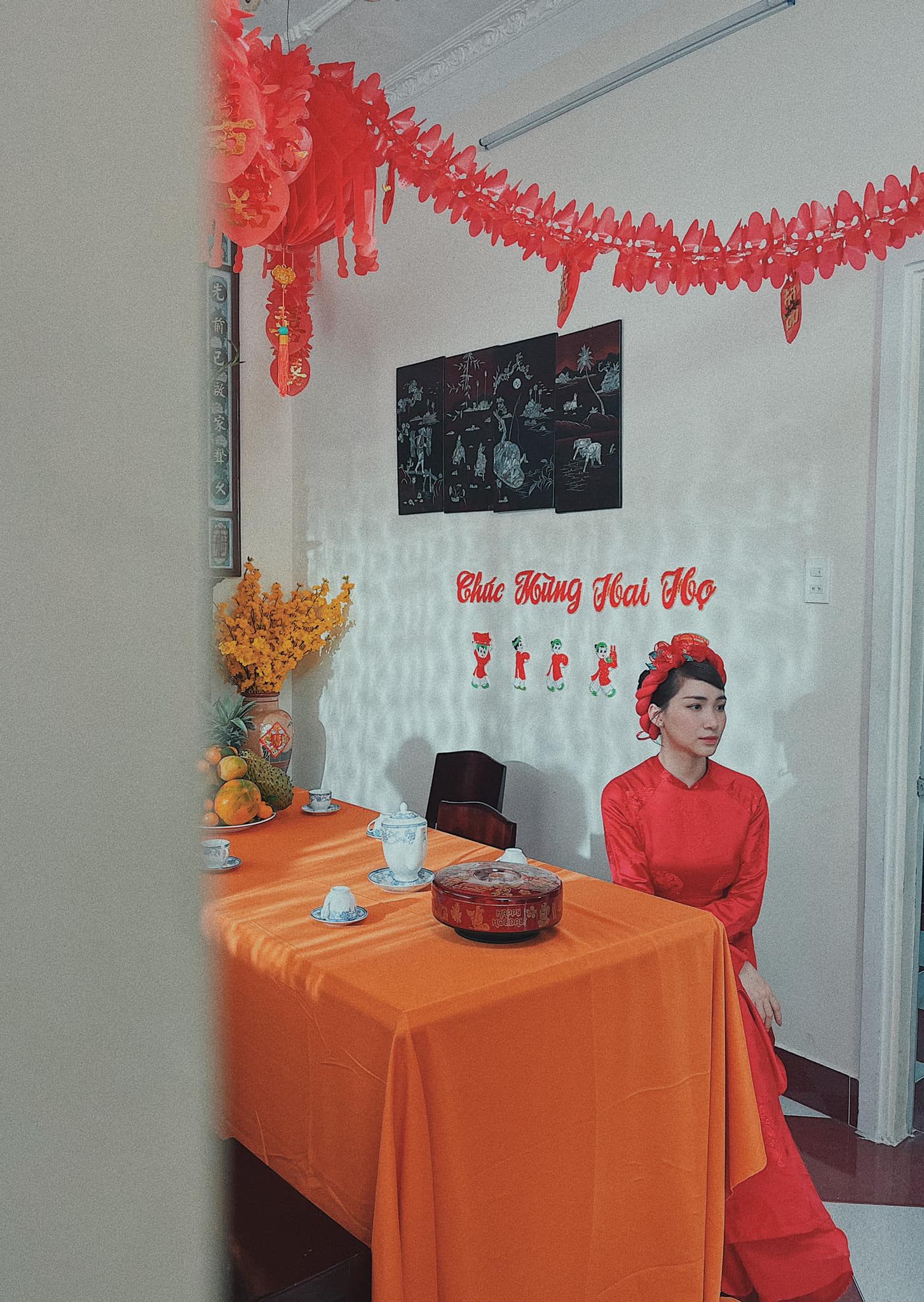 Bức ảnh Hòa Minzy mặc áo dài đỏ khiến cộng đồng mạng xôn xao