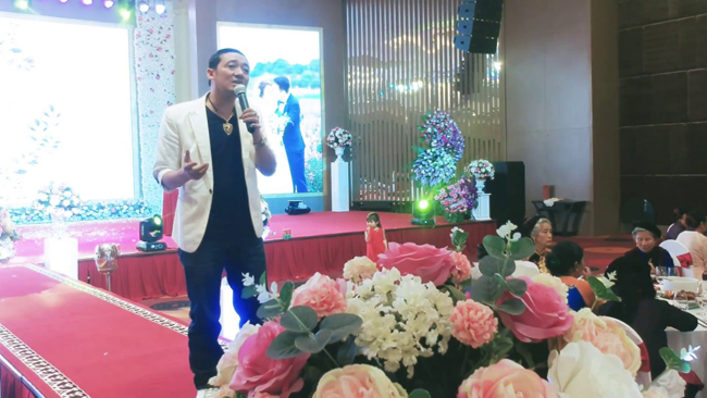 Nam diễn viên hài Chiến Thắng ngoài việc tấu hài còn có giọng hát truyền cảm nên đắt show mời đi diễn tại đám cưới.
