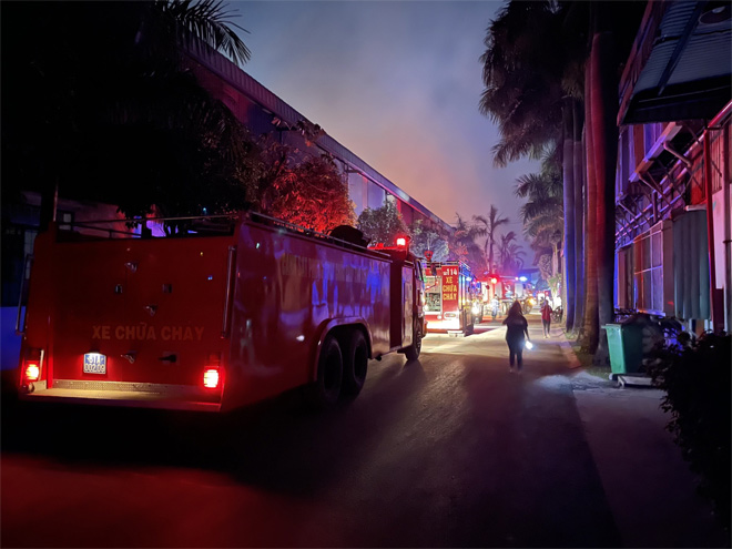 Xe chữa cháy đến hiện trường dập lửa