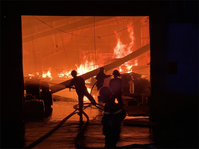 “Biển lửa” nhấn chìm xưởng gỗ trong đêm - 2