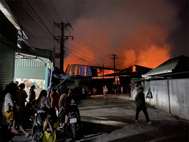 “Biển lửa” nhấn chìm xưởng gỗ trong đêm - 3