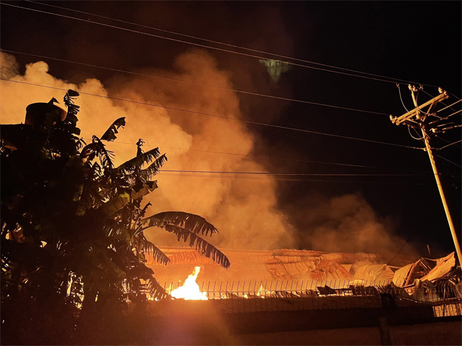 “Biển lửa” nhấn chìm xưởng gỗ trong đêm - 4