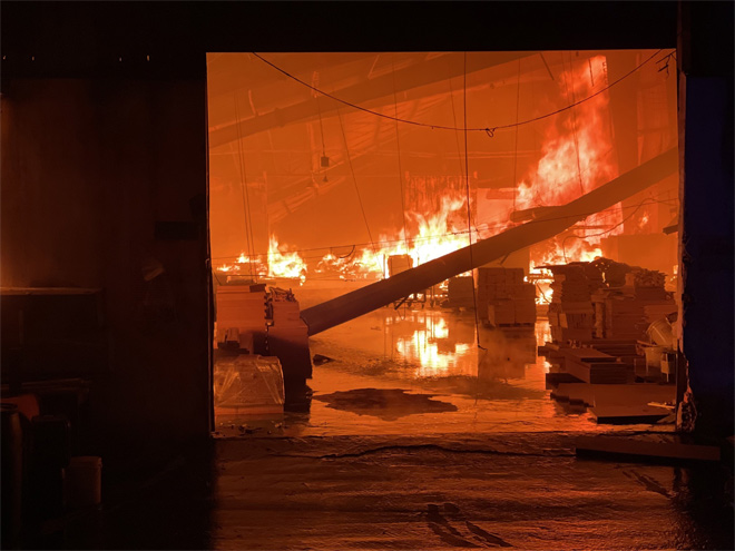 “Biển lửa” nhấn chìm xưởng gỗ trong đêm - 5