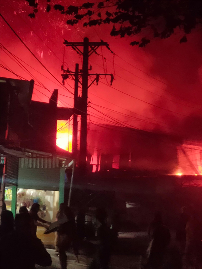 “Biển lửa” nhấn chìm xưởng gỗ trong đêm - 6