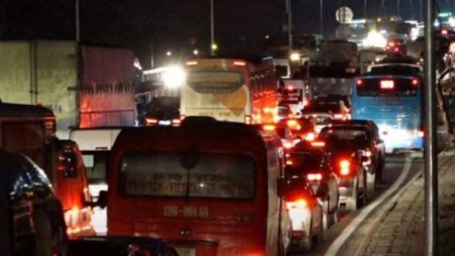 Ùn tắc trên cầu Thăng Long