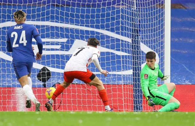 Thủ thành đắt giá nhất thế giới Kepa Arrizabalaga mắc lỗi khiến Chelsea không thể giữ sạch lưới trước đối thủ hạng dưới Luton Town