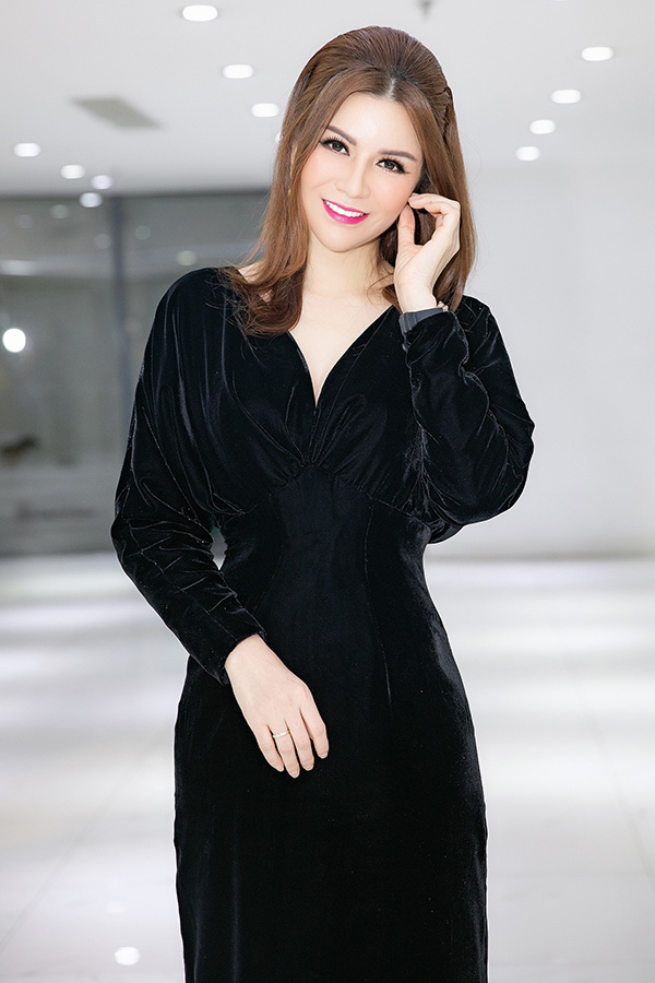 Hoa hậu Bùi Thị Hà khoe vóc dáng thon gọn, nhan sắc ngọt ngào.