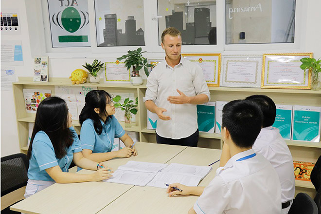 Tại Sky-Line, học sinh được tiếp xúc với giáo viên nước ngoài hàng ngày