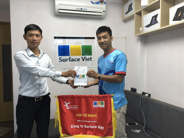 Surface Việt tài trợ cho giải bóng đá của nhóm quản trị khởi nghiệp
