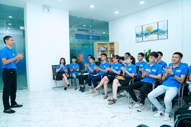 Đội ngũ nhân viên của Surface Việt thường xuyên được đào tạo cả về sản phẩm lẫn kỹ năng chăm sóc khách hàng