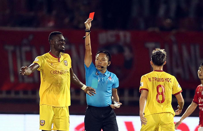 Vòng 2 V-League 2021 dậy sóng vì những thẻ đỏ gây tranh cãi - 1