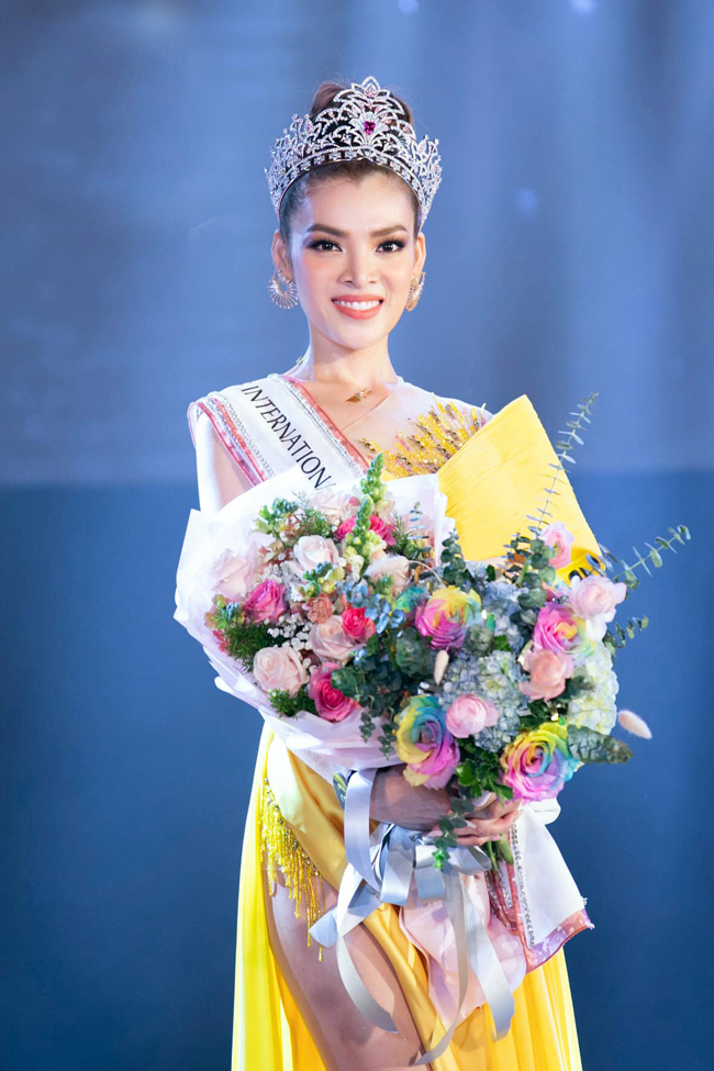 Phùng Trương Trân Đài đã giành ngôi vị cao nhất của cuộc thi "Đại sứ Hoàn mỹ" - cuộc thi nhan sắc giành cho những cô gái chuyển giới tại Việt Nam. 
