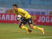 Bóng đá - Thủ môn Bùi Tấn Trường “gục ngã” và nỗi lo với hàng thủ Hà Nội FC