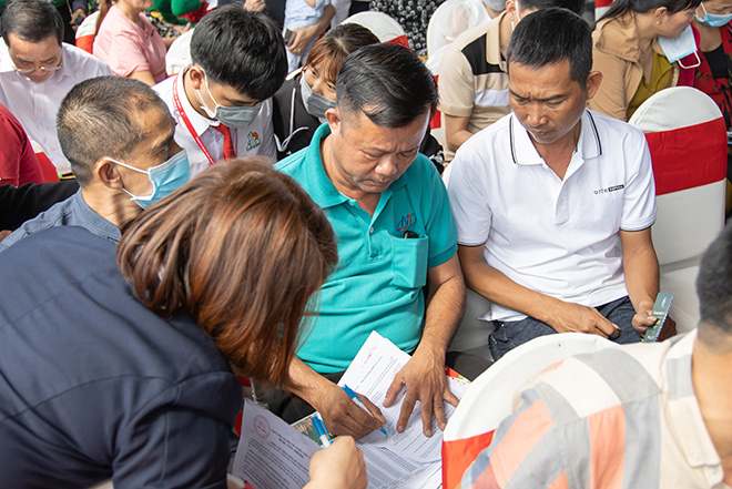 Không còn chỗ ngồi, các nhân viên tư vấn phải rất vất vả để hỗ trợ khách hàng làm các thủ tục xác nhận giao dịch những sản phẩm ưng ý nhất.