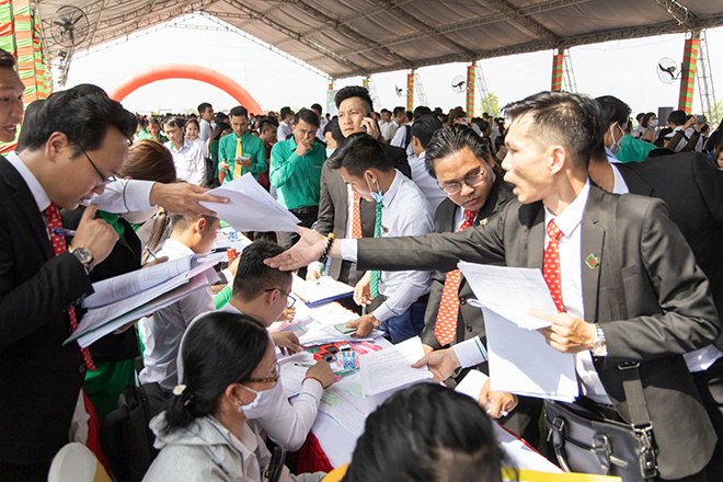 Không khí giao dịch sôi động tại khu vực hỗ trợ pháp lý và kế toán. Tại thời điểm này, Thăng Long Central City đã hoàn thiện đầy đủ pháp lý và hạ tầng, các trục đường chính đang xây nhà nhộn nhịp nên thu hút rất nhiều nhà đầu tư quan tâm.