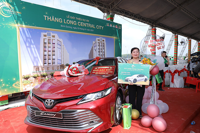 Khách hàng may mắn giành giải đặc biệt là chiếc Toyota Camry trong chương trình rút thăm trúng thưởng.