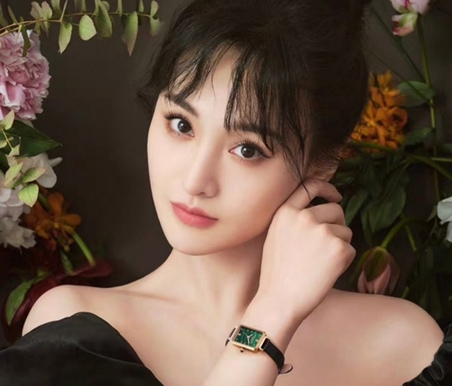Không những bị Quảng Điện ra văn bản phong sát, Trịnh Sảng còn bị dư luận đòi &#34;đuổi&#34; khỏi showbiz vì cho rằng cô làm xấu mặt giới nghệ sĩ.
