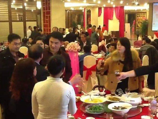 Bạn trẻ - Cuộc sống - Chú rể ép bố vợ làm điều này trong đám cưới để rồi nhận "kết đắng"