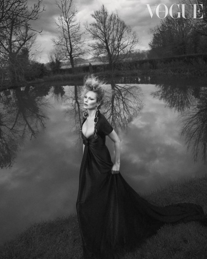 Kate Moss U50 gợi cảm đầy sức sống - 1