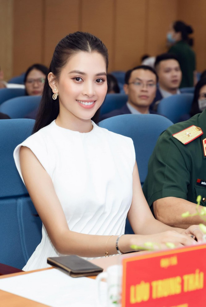 Ngắm Tiểu Vy mới lạ với tóc ngắn, chợt nhận ra chưa kiểu tóc nào làm khó được Hoa hậu - 8