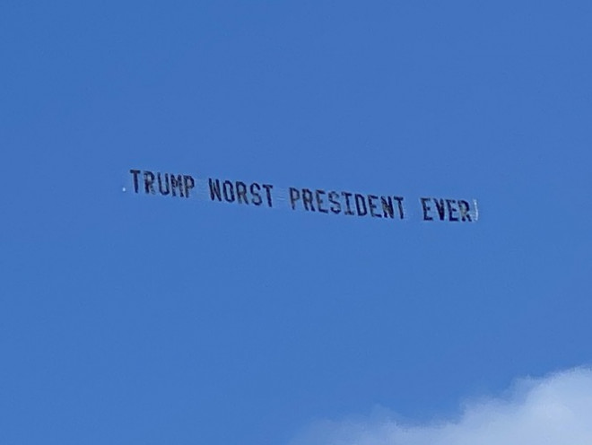 Những biểu ngữ xuất hiện ở bầu trời phía trên bãi biển ở thành phố Palm Beach của Florida, sau khi cựu Tổng thống Donald Trump đến Mar-a-Lago sau khi rời Nhà Trắng, cách đây 5 ngày.