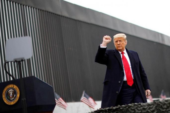 Ông Trump phát biểu trong chuyến thăm bức tường biên giới với Mexico ở Texas trước khi mãn nhiệm. Ảnh: Reuters