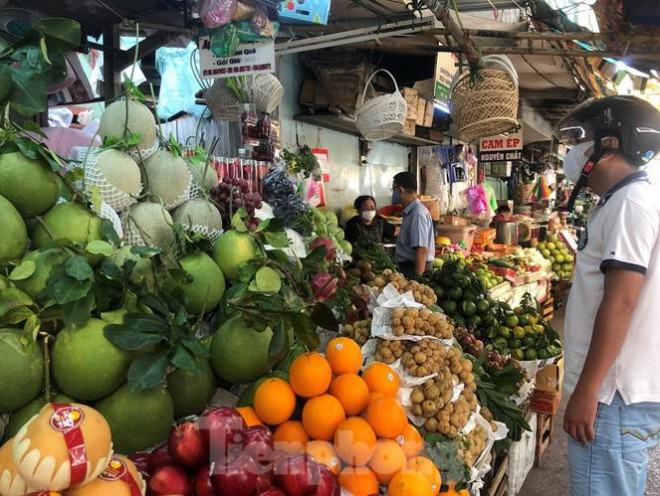 Ghi nhận tại nhiều chợ truyền thống tại TPHCM trong sáng ngày 26/1, các mặt hàng trái cây cúng rằm như bưởi da xanh, quýt đường, dưa lưới... và nhiều trái cây ngoại như lê Hàn Quốc, táo Mỹ, cam Úc... đã về tấp nập. Hàng nhiều nhưng giá cả cũng bắt đầu tăng cao.