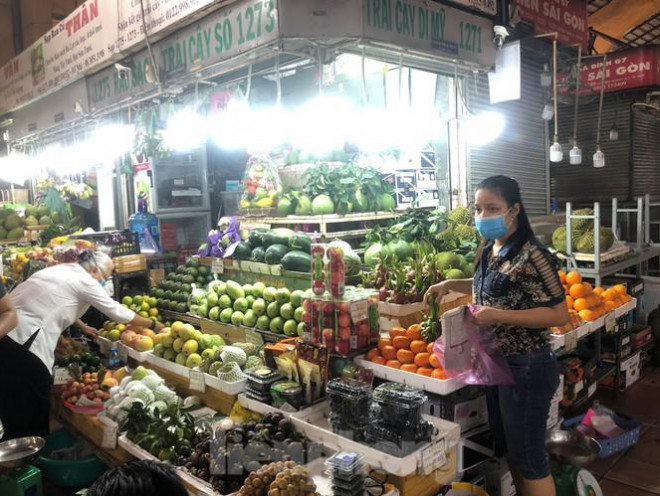 Như bưởi có giá từ 50.000-60.000 đồng (tùy loại có cuống hay không), xoài 55.000 đồng/kg, quýt 60.000 đồng/kg, mãng cầu gai 35.000 đồng/kg... Theo các tiểu thương, giá này so với cách đây một tuần trước đã tăng khoảng 10%. "Nguyên nhân do gần đến tết, nhu cầu của người dân tăng cao nên giá tăng theo. Hôm nay nhằm ngày rằm lớn cuối cùng trong năm cũ nên nhiều người ăn chay, bày lễ cúng ông bà nên giá có nhích hơn ngày thường" - chị Mai, tiểu thương chợ Bến Thành (Q.1) nói.