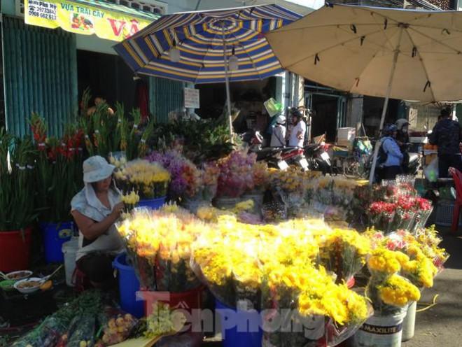 Bông cúng có giá khá ổn định, từ 25.000-35.000 đồng/bó với các loại cúc, lay ơn, vạn thọ...