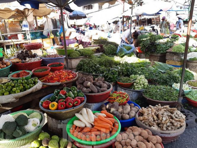 Cụ thể, tại chợ Bà Chiểu, Thị Nghè (Q.Bình Thạnh), chợ Bình Triệu (TP Thủ Đức), chợ Bà Hom (Q.6)… giá bông cải trắng, bông cải xanh 52.000 đồng/kg, tăng 4.000 đồng/kg; cà rốt 18.000 đồng/kg, tăng 2.000 đồng/kg; bí xanh 16.000 đồng/kg, tăng 1.000 đồng/kg; mồng tơi 35.000 đồng/kg, tăng 3.000 đồng/kg; rau muống 36.000 đồng/kg, tăng 1.000 đồng/kg; Cải xanh, cải ngọt 36.000 đồng/kg, tăng 1.000 đồng/kg; khoai tây, cà tím 22.000 đồng/kg, tăng 2.000 đồng/kg; cà chua 32.000 đồng/kg, tăng 2.000 đồng/kg...
