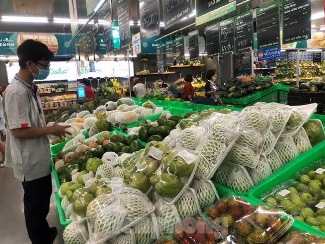 Dưa hấu đỏ không hạt chỉ 16.000 đồng/kg; dưa hấu rằn còn 14.900 đồng/kg; dưa lưới tròn giống Hà Lan chỉ 42.900 đồng/kg; dưa Hoàng Kim có giá 42.900 đồng/kg; dưa hấu Hắc Mỹ Nhân (Long An) chỉ 16.000 đồng/k.g, ổi 15.5.000 đồng/kg, chôm chôm 31.500 đồng/kg...