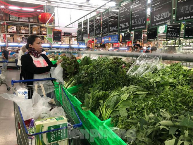 Trong khi đó, các mặt hàng nông sản như rau củ, trái cây tại chợ có giá ổn định, không tăng so với trước đó. Như Big C lên kệ lô 2 bắp ngọt có giá 11.500 đồng/lô; bông cải xanh còn 26.900 đồng/kg; khổ qua rừng chỉ 19.900 đồng/túi 450gr; su su baby có giá 16.900 đồng/gói 500gr… Co.opmart lên kệ bắp cải trắng; mướp hương; khoai lang; rau mồng tơi 500gr đồng giảm 50% giá tiền...