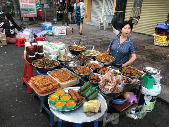 Ngoài ra, thực phẩm chay chế biến sẵn cũng rất phong phú, bắt mắt...
