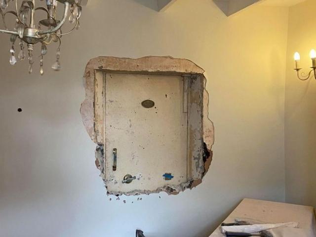 Thế giới - Anh: Đục tường căn nhà "ma ám", phát hiện cửa bí mật dẫn đến kho báu